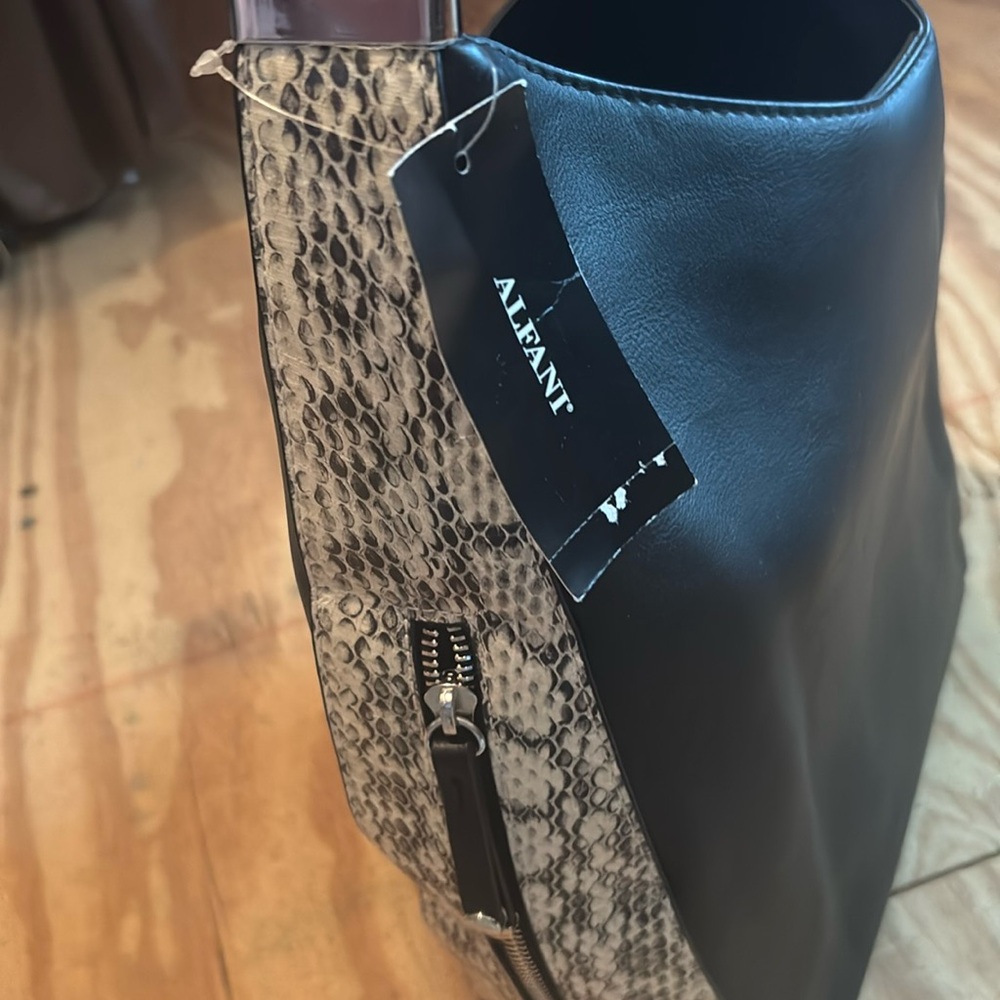 Alfani shoulder bag. - Picture 2 of 6